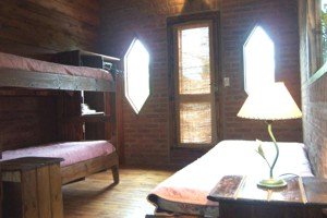 Kimba 1 - Habitación con cucheta y cama de una plaza de Cabañas Kimba